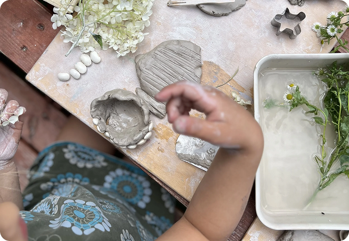 Ręce pracujące z plasteliną